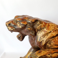 Keramieken leeuw, gesigneerd